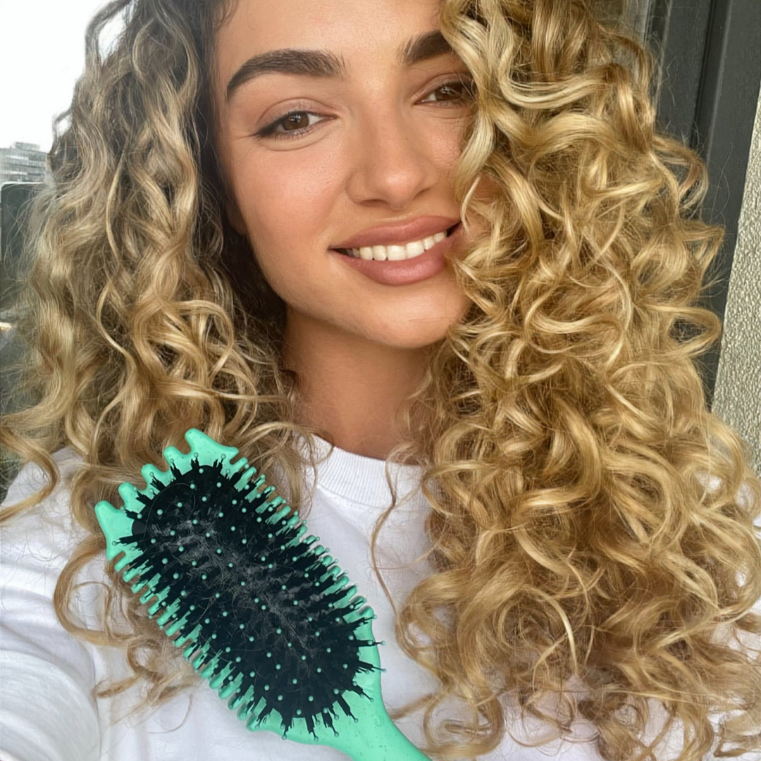 Bounce Curl Volume EdgeLift Brush lifestyle